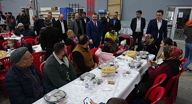 Ezine Belediyesi 9 bin kişilik iftar verdi