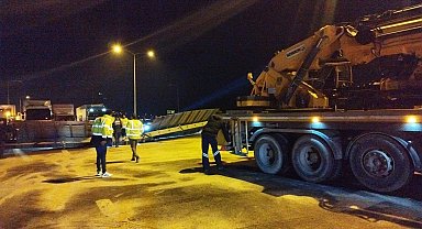 Facia teğet geçti: Seyir halindeki tırdan otoyola konteyner düştü