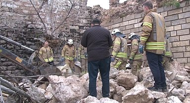 Fatih'te Silivrikapı surlarının bir bölümü yıkıldı: 1 ölü