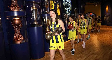 Fenerbahçe Kadın Basketbol Takımı, EuroLeague kupasını basketbol müzesine getirdi
