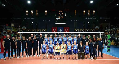 Fenerbahçe, Vakıfbank'a set vermedi
