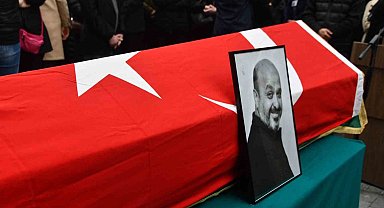 Gazeteci Şaban Arslan için Sabah gazetesi önünde tören