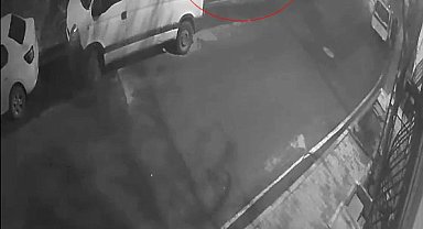 Gece yarısı bir otomobilin plakasını çalmaya gelen şahıslar kamerada