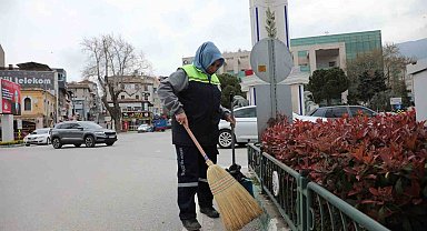 Gemlik'te sokakların temizliği kadınlara emanet