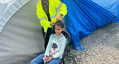 Gönüllü kuaför deprem bölgesinde ekibiyle ücretsiz saç kesip, bakım yaptı