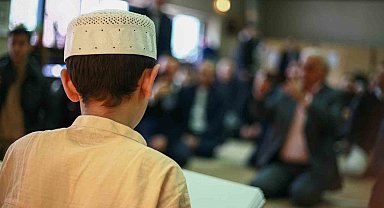 Görme engelli depremzede parmaklarıyla Kur'an-ı Kerim'i görerek hafız oldu