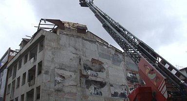 Güngören'de 5 katlı binanın çatısı çöktü: 1 yaralı