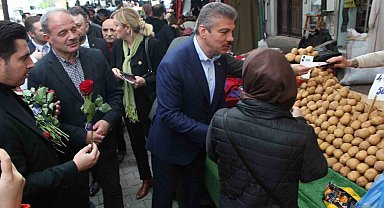 Güngören'de AK Partili aday ile vatandaş arasında güldüren 'kedi' diyaloğu