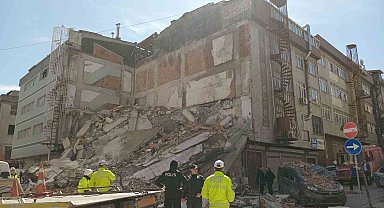 Güngören'de metruk bina çöktü, 1 bir kişi yaralı olarak kurtarıldı