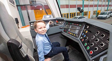 Hayal etti, 6 yaşında vatman oldu