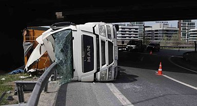 Hızını alamayan kamyon bariyerlere çarparak yan yattı:1 yaralı