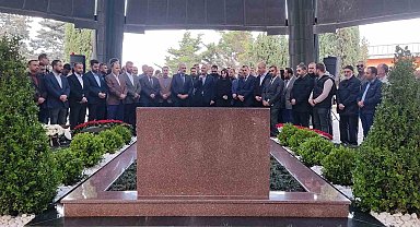 İçişleri Bakanı Soylu'dan 8. Cumhurbaşkanı Turgut Özal'ın kabrine ziyaret