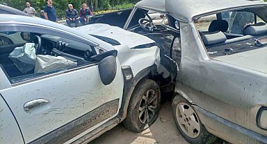 İki otomobil kafa kafaya çarpıştı: 1'i ağır toplam 6 kişi yaralandı