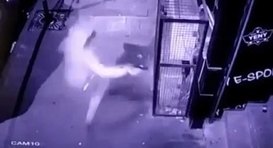 İnternet kafeye silahlı saldırı kameraya yansıdı: Kovaladığı gence ateş açtı