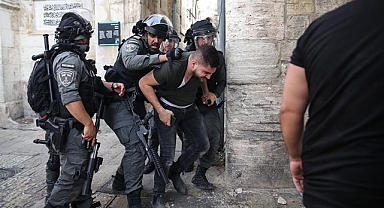 İsrail Mescid-i Aksa'ya saldırdı bir çok sivil yaralandı.