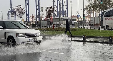 İstanbul Anadolu Yakası'nda sağanak yağış etkili oluyor
