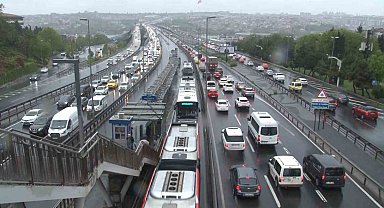 İstanbul'da sağanak yağış trafiği kilitledi