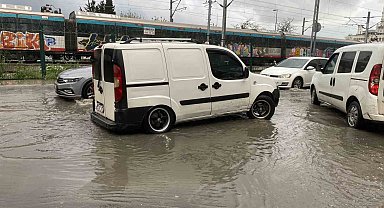 İstanbul'da sağanak yağış: Yollar göle döndü, trafik durma noktasına geldi