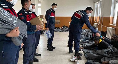 İzmir jandarması 32 göçmen ve 1 insan kaçakçısı yakaladı