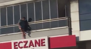 İzmir'de korkutan yangın: Dakikalarca balkonda mahsur kaldı