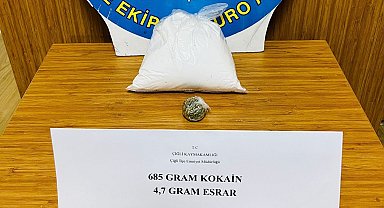 İzmir'de polisin akıl dolu taktiğiyle yüklü miktarda kokain yakalandı