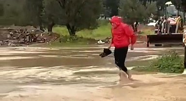 İzmir'de sağanak yağış caddeleri göle çevirdi