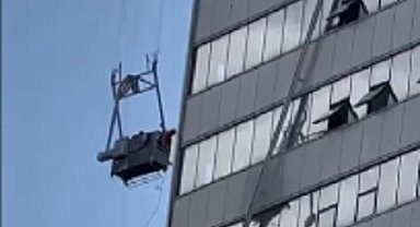 İzmir'de tehlikeli anlar: Halat koptu, havada asılı kaldılar