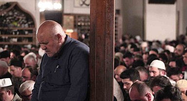 Kadir Gecesi'nde Bursalılar Ulu Cami'ye akın etti