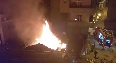 Kağıthane'de gecekondu alev alev yandı