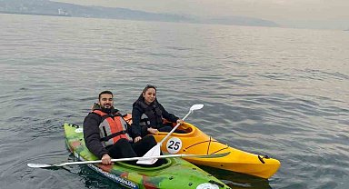 Kano meraklısı vatandaşlar İstanbul Boğazı'nın serin sularında manzaranın tadını çıkarıyor