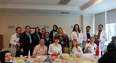 Kanser savaşçıları seramik boyama etkinliğinde bir araya gelerek moral buldu