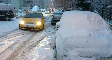 Kar Yağışı Ulaşımı Aksattı   