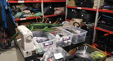 Kayıp eşya bürosundaki eşyalar gülümsetti