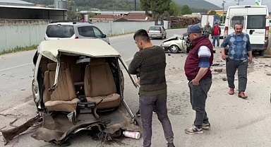 Kaza Yapan Otomobil İkiye Ayrıldı   