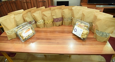 Kendi Ürettiklerini Satarak Depremzedelere Destek Oluyorlar