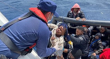 Kendisini kurtaran Sahil Güvenlik personeline attığı bakış dikkat çekti