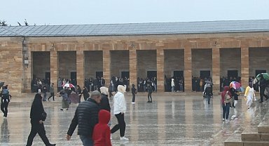 Kılıçdaroğlu, Anıtkabir'e gelen çocuklarla sohbet etti