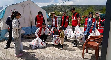 Kızılay bayramda depremzedelerin yanında