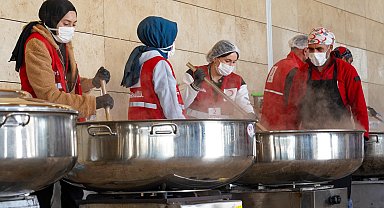 Kızılay depremzeleri yalnız bırakmıyor