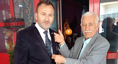 Kızılay Gönüllüsü Belediye Meclis Üyesi Bülent Ata’ya Rozetini Taktık