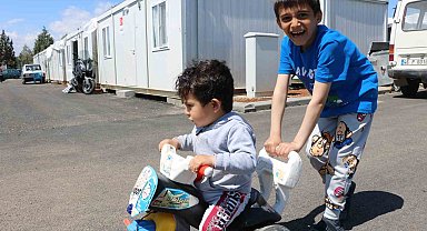 Konteynerde bayramlaşmalar devam ediyor