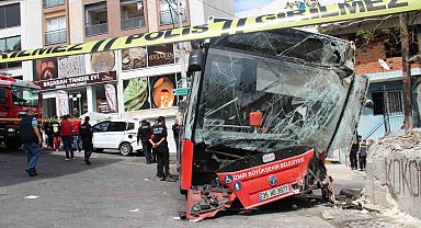 Kontrolden çıkan belediye otobüsü duvara çarptı: 10 yaralı