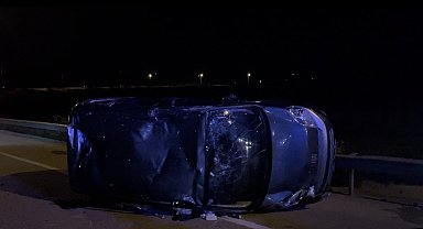 Kontrolden çıkan hafif ticari araç takla attı : 3 yaralı