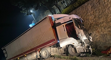 Kontrolden Çıkan Tır Karşı Şeride Geçerek, Başka Bir Tıra Çarptı   