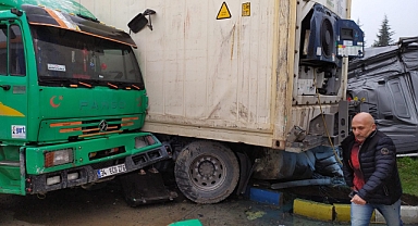  Kontrolden Çıkan Tır, Park Halindeki Kamyona Çarptı: 1 Yaralı   