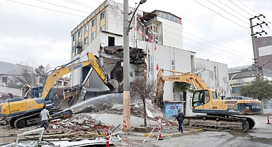 Körfez'de Riskli Kamu Binaları Yıkılıyor