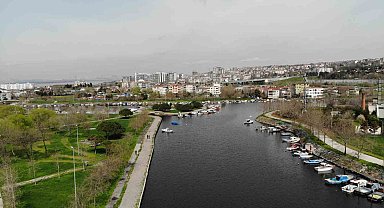 Küçükçekmece Menekşe Deresi kahverengine büründü