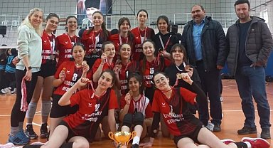 Kütahya Necip Fazıl Kısakürek Anadolu Lisesi Voleybol B Kız Takımı il birincisi