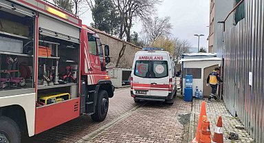 Kuyuya düşen inşaat işçisinin bacağı demire saplandı