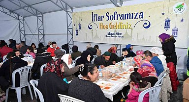 Mamak Belediye Başkanı Murat Köse, iftar çadırında yemek dağıttı